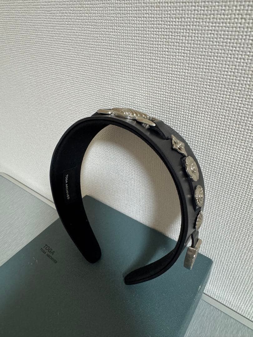 TOGA 装飾付きレザーヘアバンド