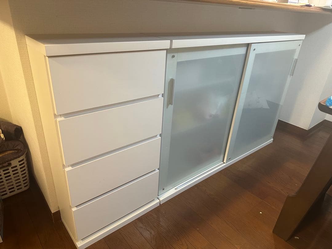 収納物の見やすい ガラス戸カウンター下収納①
