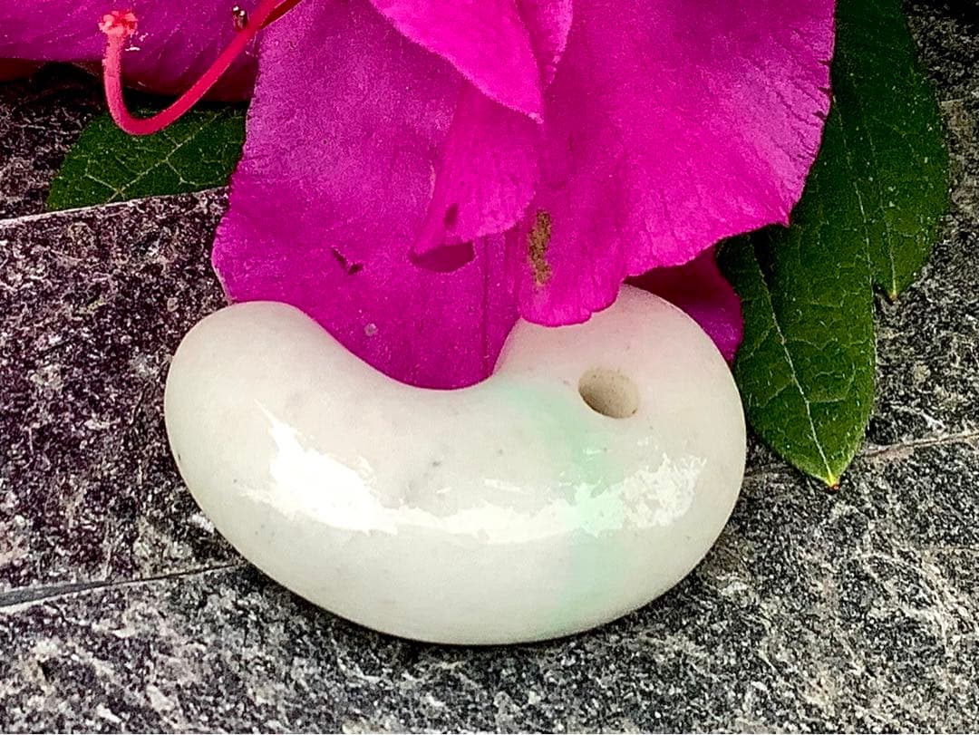 ✳綺麗な淡い緑入り　糸魚川翡翠勾玉　本物の守護石　お守りにお身近に　鑑別書取得付