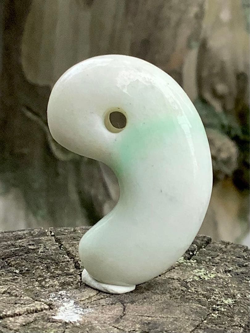 ✳綺麗な淡い緑入り　糸魚川翡翠勾玉　本物の守護石　お守りにお身近に　鑑別書取得付