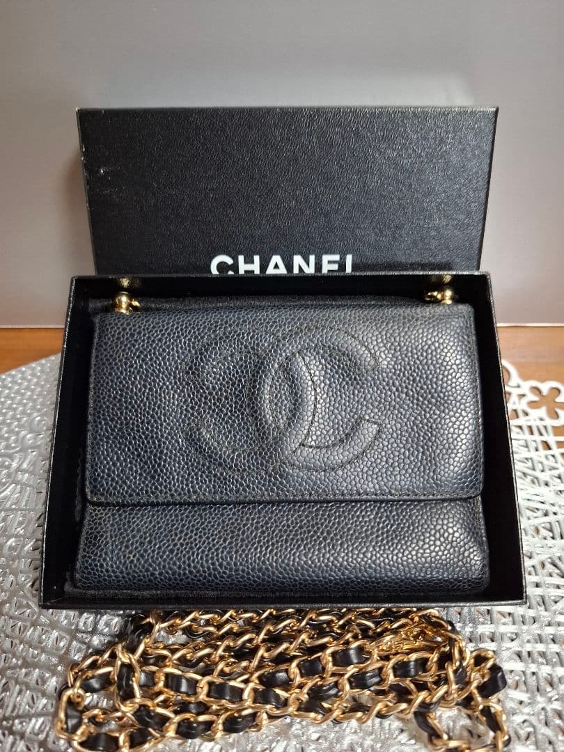 限定セール‼️CHANELココマーク　キャビアスキン 　三つ折り財布　斜め掛け