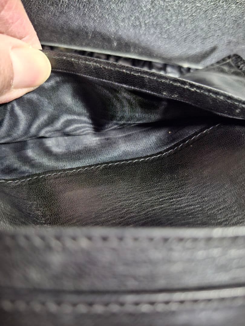 限定セール‼️CHANELココマーク　キャビアスキン 　三つ折り財布　斜め掛け