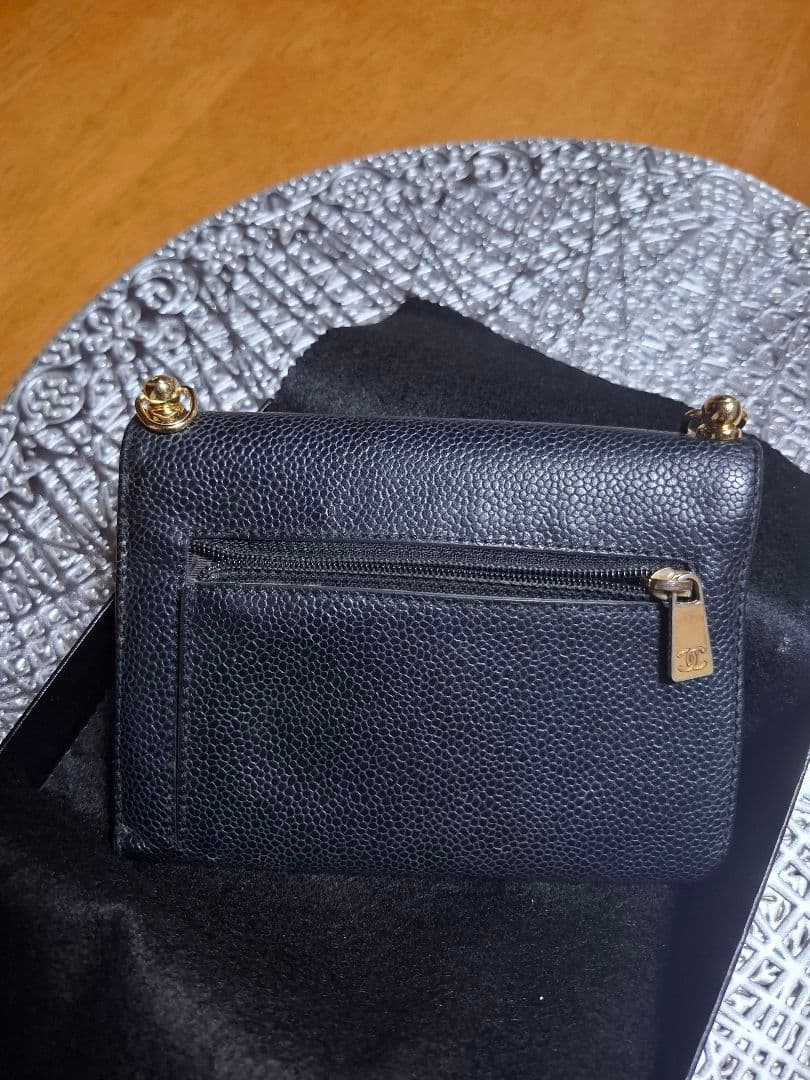 限定セール‼️CHANELココマーク　キャビアスキン 　三つ折り財布　斜め掛け