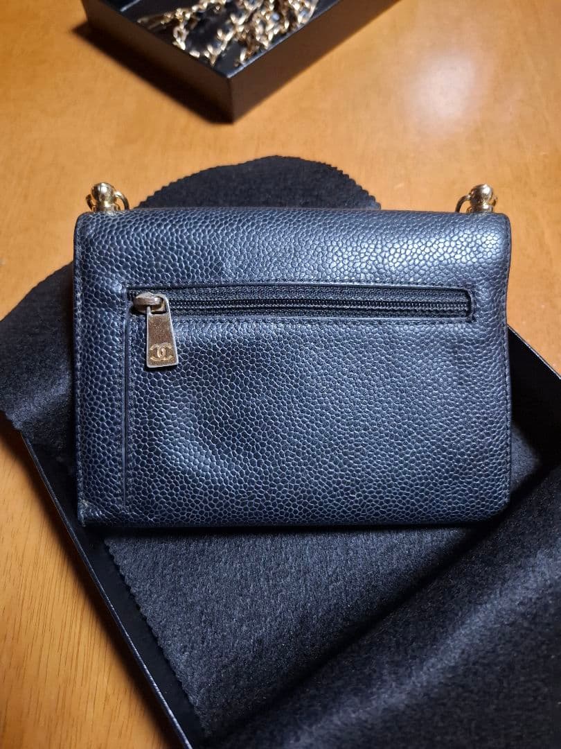 限定セール‼️CHANELココマーク　キャビアスキン 　三つ折り財布　斜め掛け