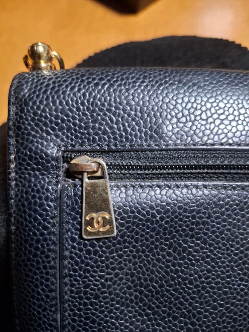 限定セール‼️CHANELココマーク　キャビアスキン 　三つ折り財布　斜め掛け