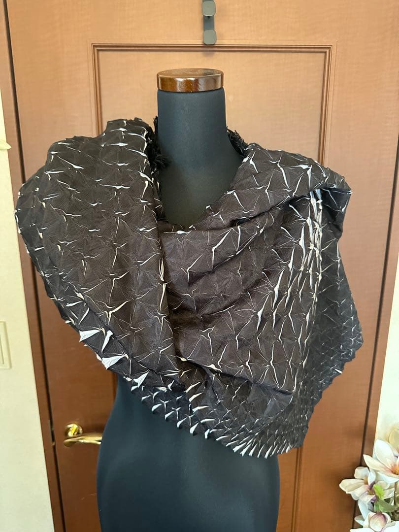 レアイッセイミヤケ２０１８年春夏スチームストレッチ　ポンチョストール　黒　未使用