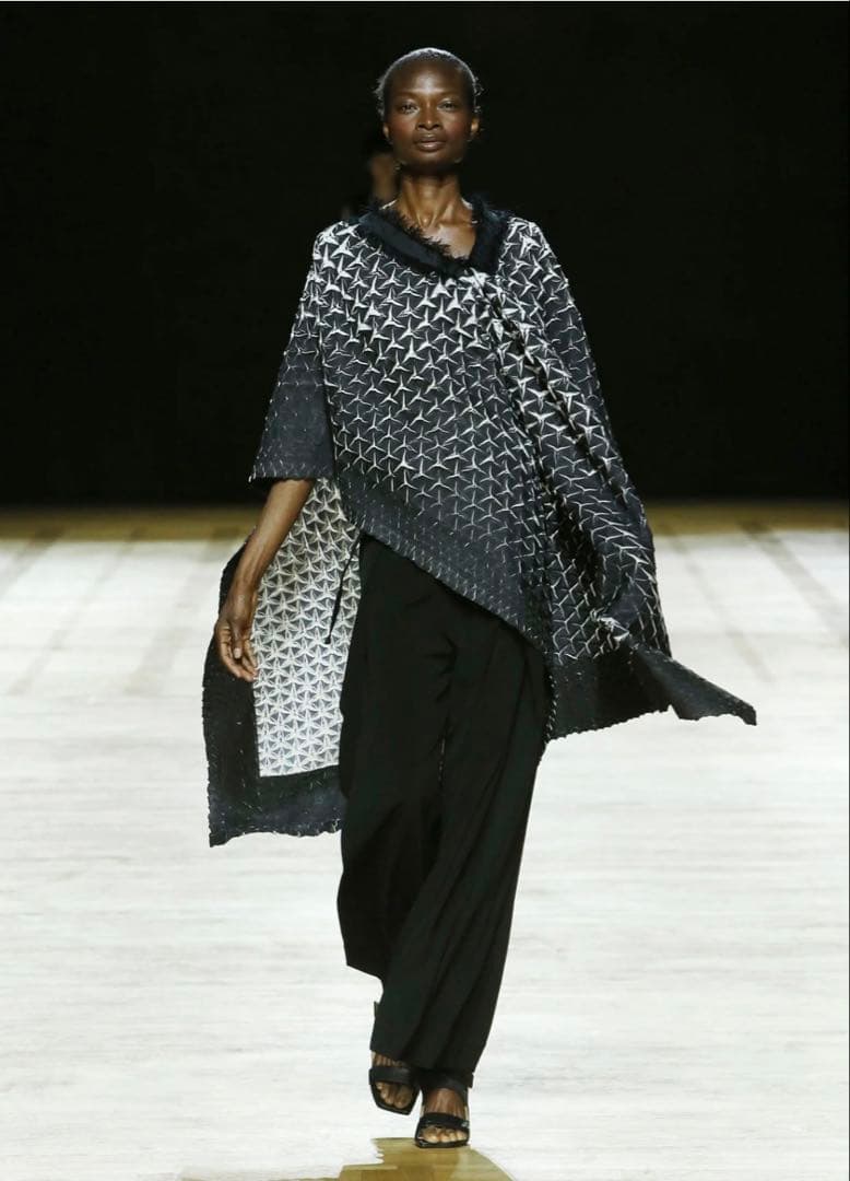 レアイッセイミヤケ２０１８年春夏スチームストレッチ　ポンチョストール　黒　未使用