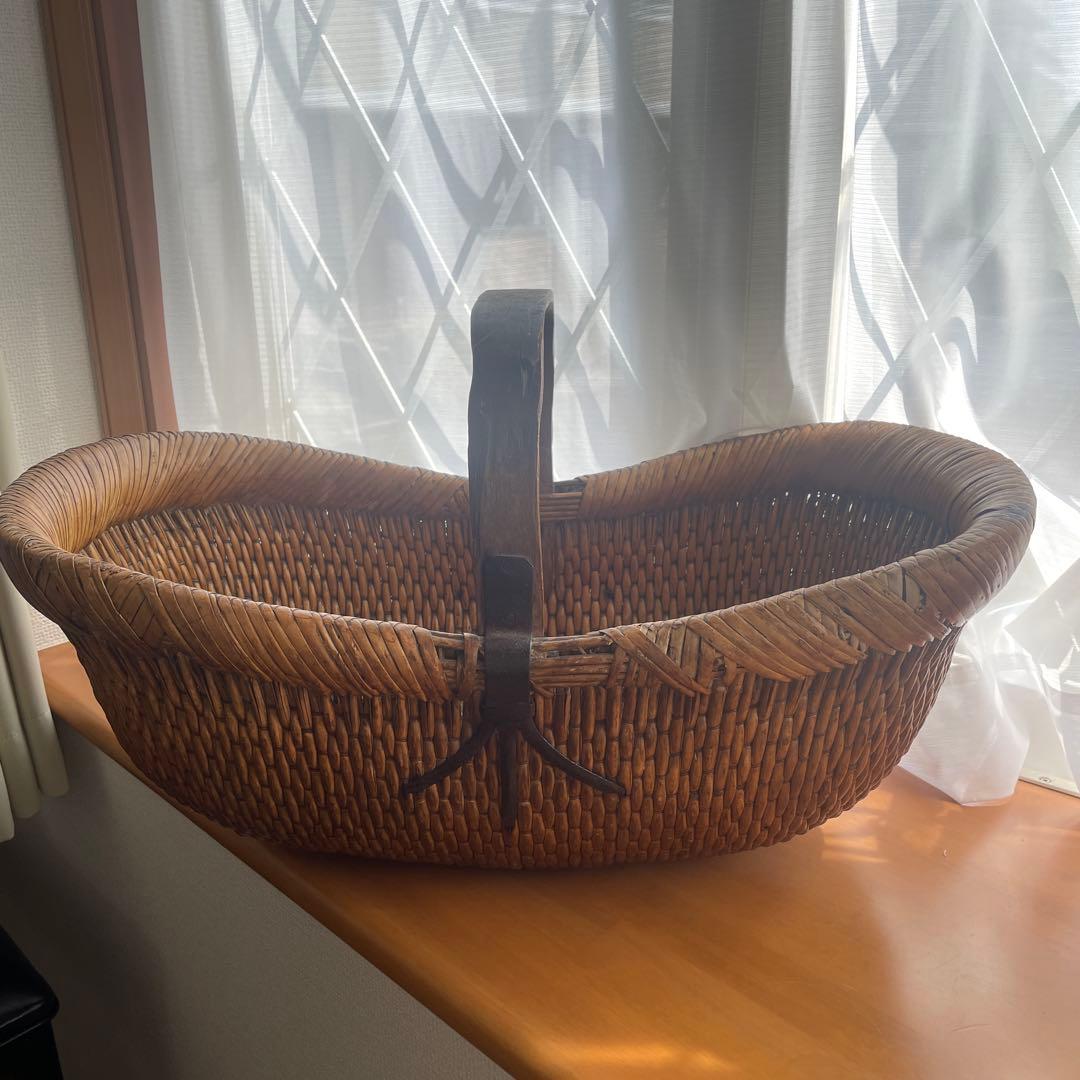 籐製　アンティーク　ハンドル付きバスケット