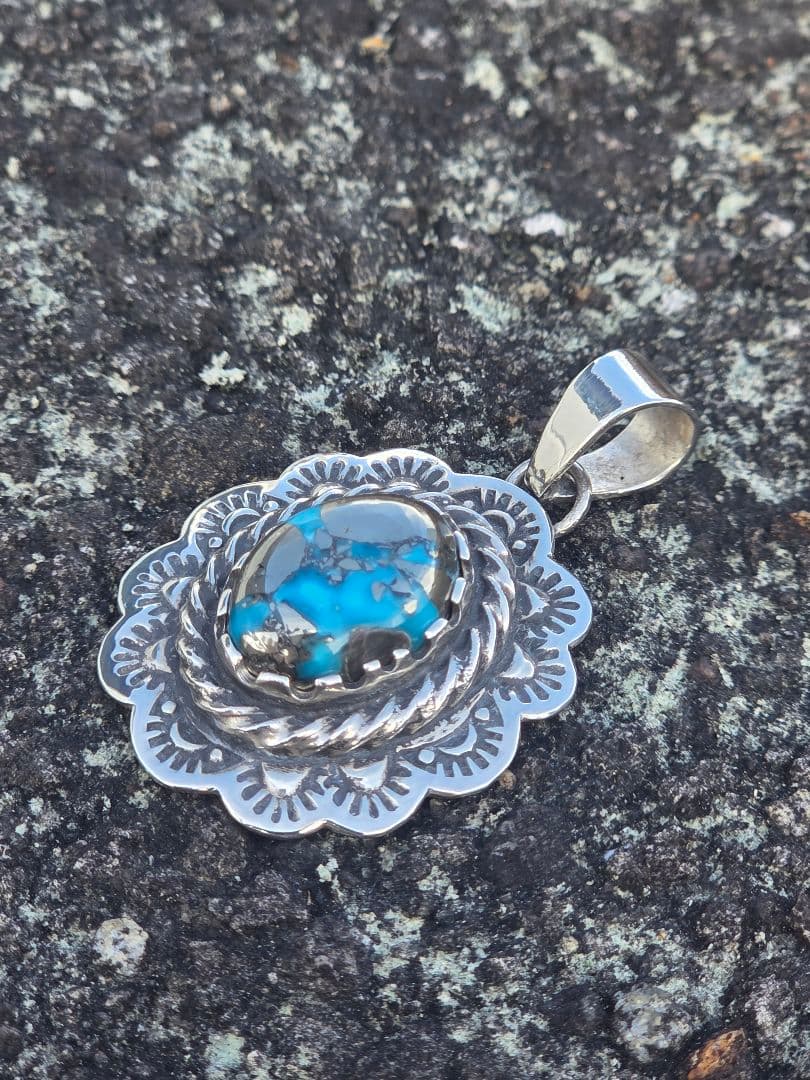ハイグレード　ペルシャ　ターコイズ　ペンダント　インディアンジュエリースタイル