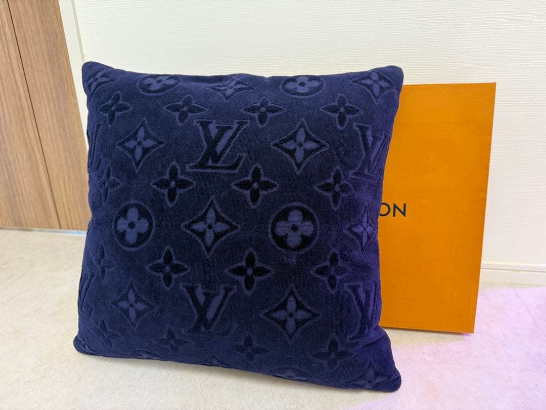 LOUIS VUITTON クッション[期間お値下げ中]