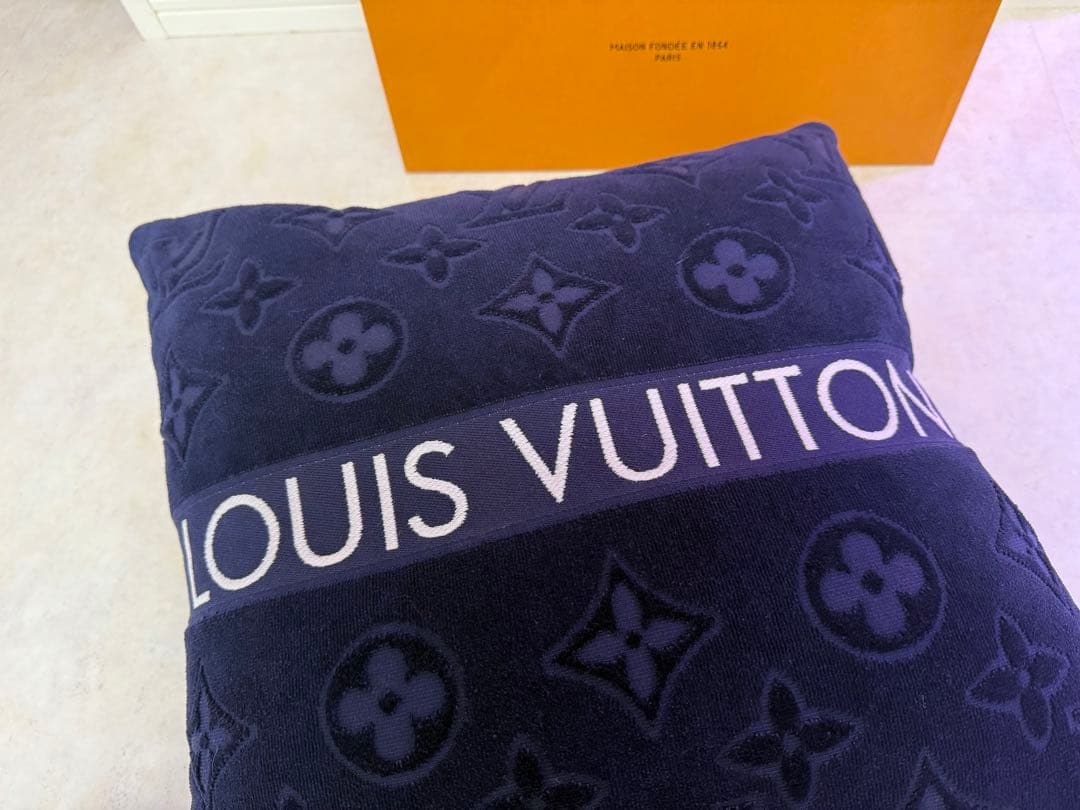 LOUIS VUITTON クッション[期間お値下げ中]
