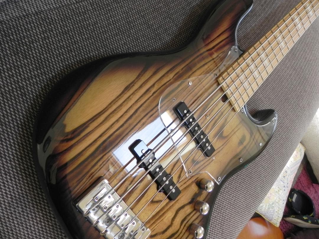 ５弦エレキベース　Bacchusバッカス Hand Craftedシリーズ