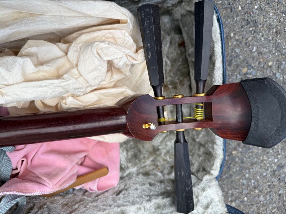 津軽？三味線 棹 太さ 約3cm赤と白のボディ ケース、べっ甲バチ付き付き