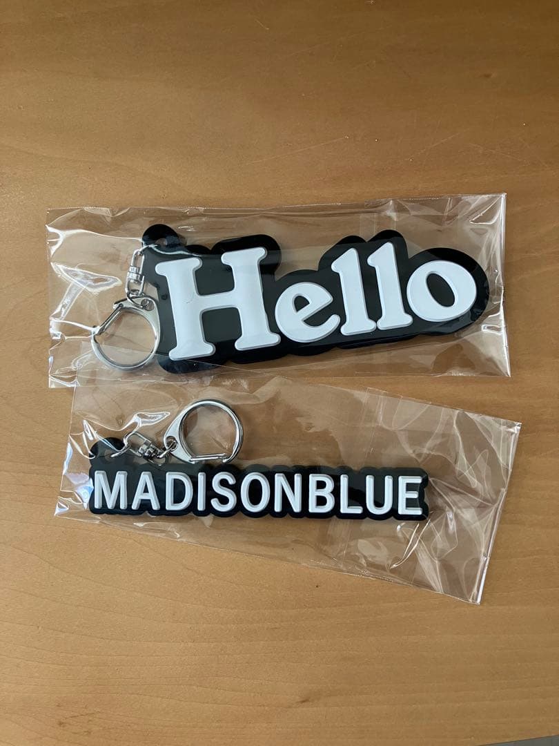 MADISONBLUE Hello キーホルダー　バッグチャーム２個セット