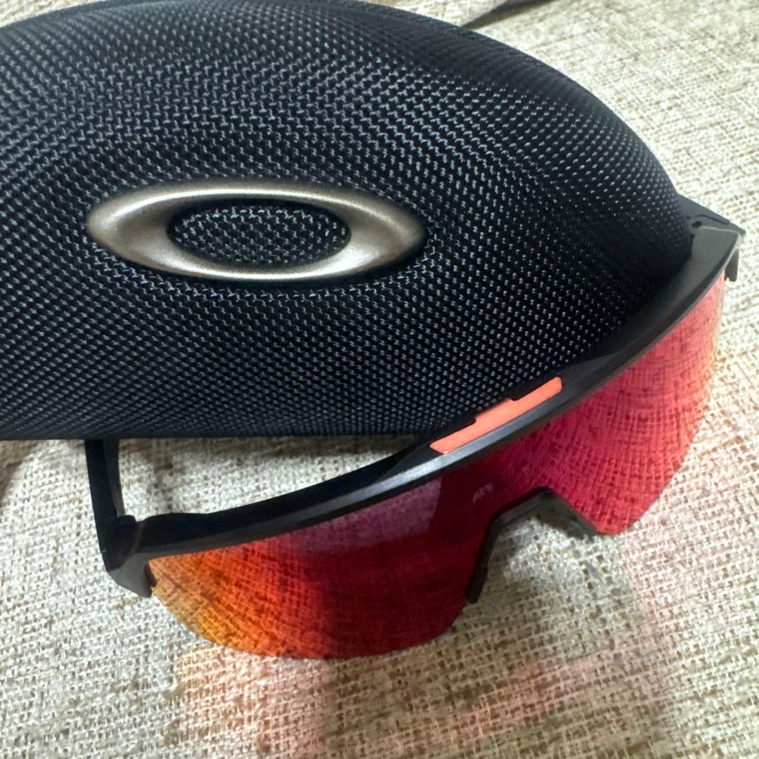 Oakley スポーツサングラス 赤レンズ 黒フレーム