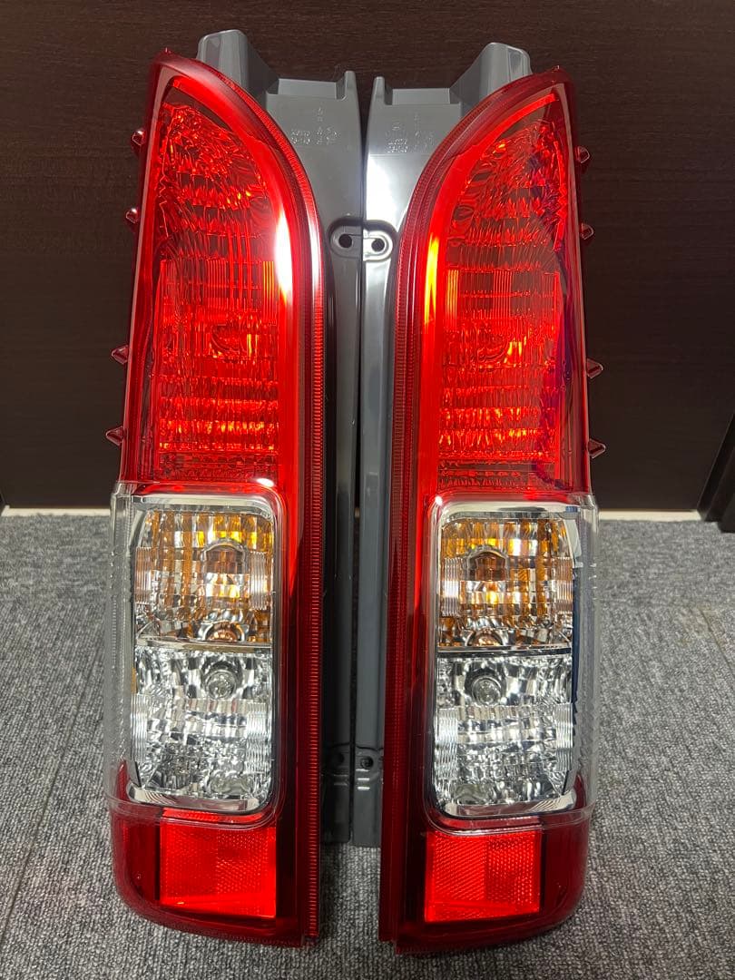 新車外し　ハイエース テールランプ