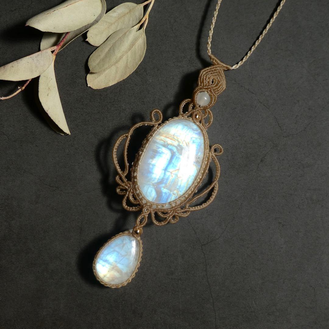 レインボームーンストーンのマクラメネックレス