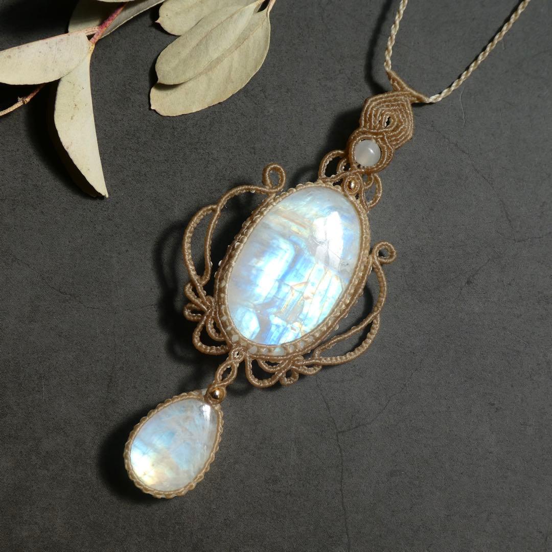 レインボームーンストーンのマクラメネックレス