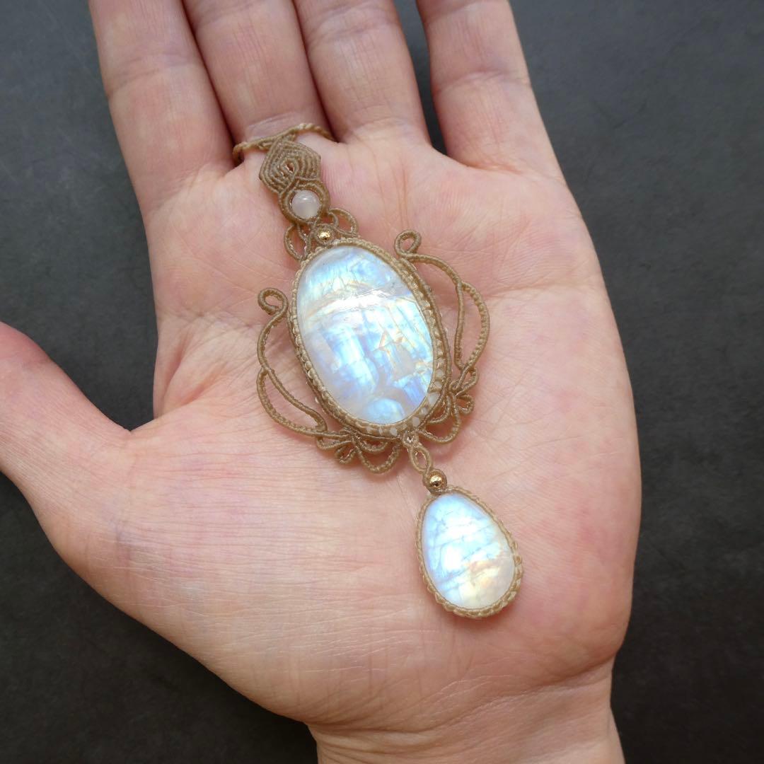 レインボームーンストーンのマクラメネックレス