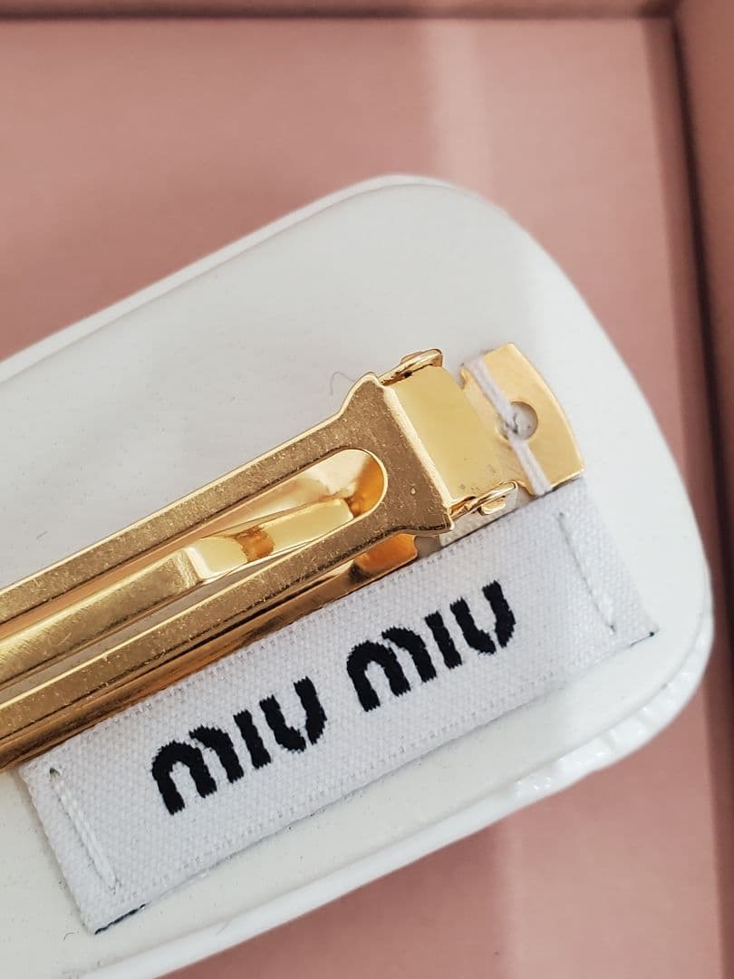ミュウミュウ MIU MIU パテントレザーヘアクリップ