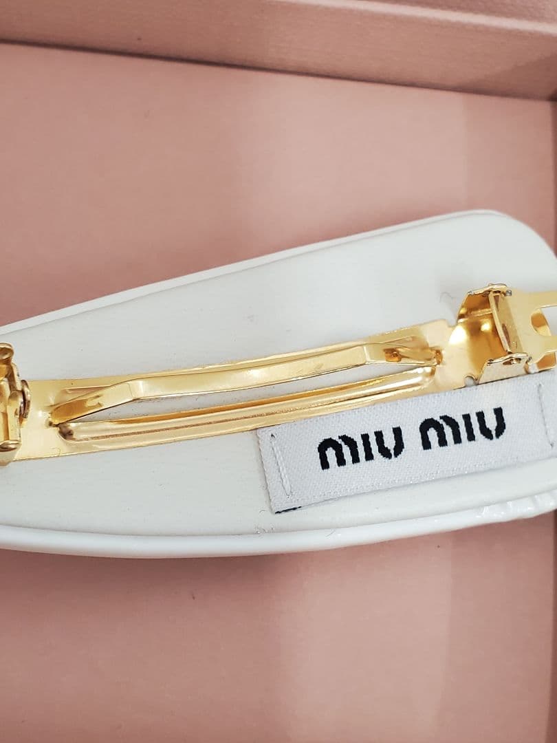 ミュウミュウ MIU MIU パテントレザーヘアクリップ