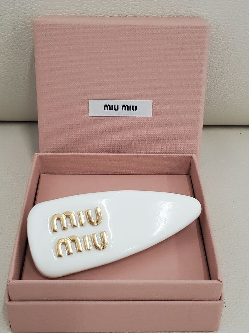 ミュウミュウ MIU MIU パテントレザーヘアクリップ