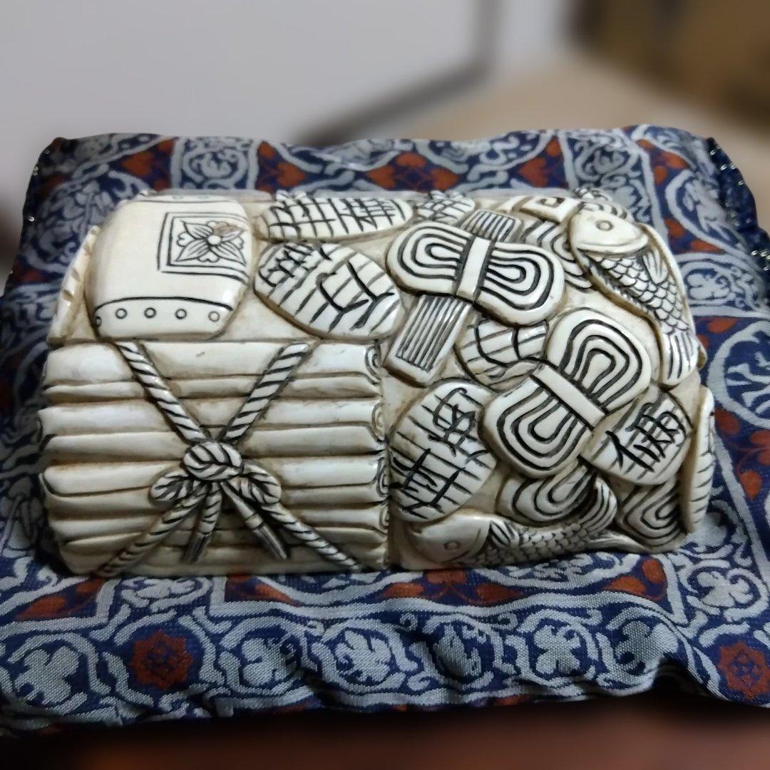 【ナリトラです】縁起置物　宝尽し図　書道の腕枕？　座布団付き