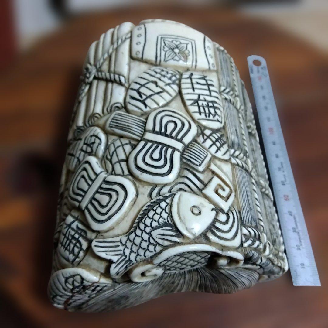 【ナリトラです】縁起置物　宝尽し図　書道の腕枕？　座布団付き