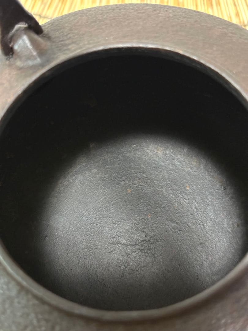 未使用、保管品　岩手県奥州 佐秋鋳造所 佐藤守巨造 真作保証　南部鉄瓶 南部鉄器