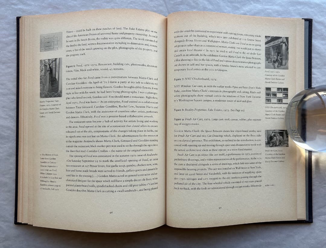 洋書）Gordon Matta-Clark: The Space Between