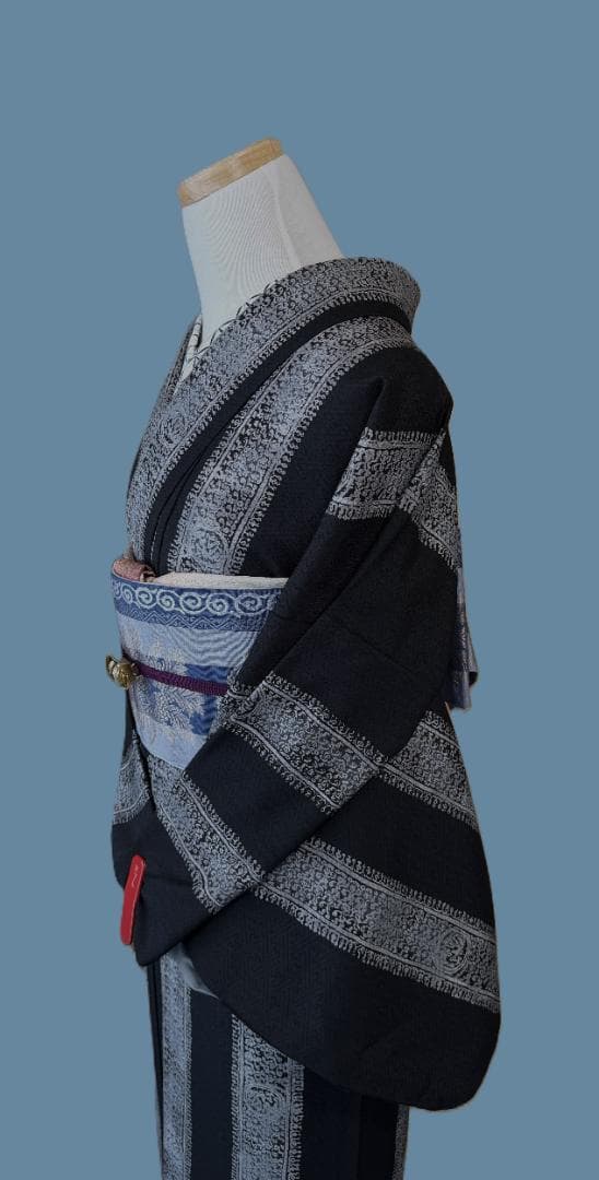 着物９　東レ　こむさでもーど　よろけ縞アラベスク調袷着物　黒　身丈１６７裄丈６７