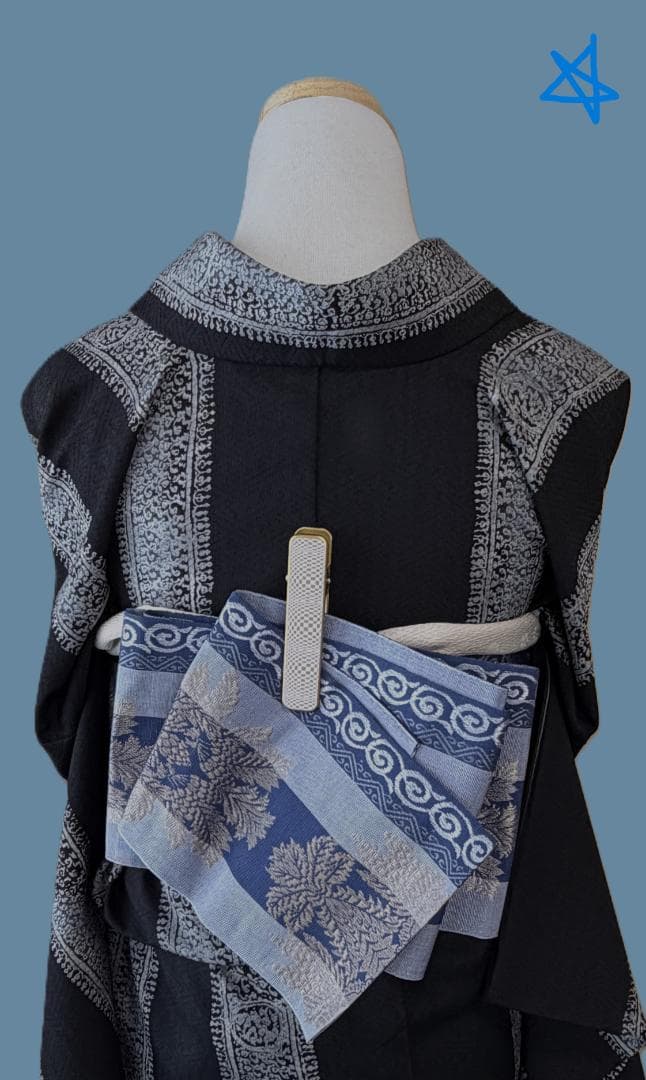 着物９　東レ　こむさでもーど　よろけ縞アラベスク調袷着物　黒　身丈１６７裄丈６７