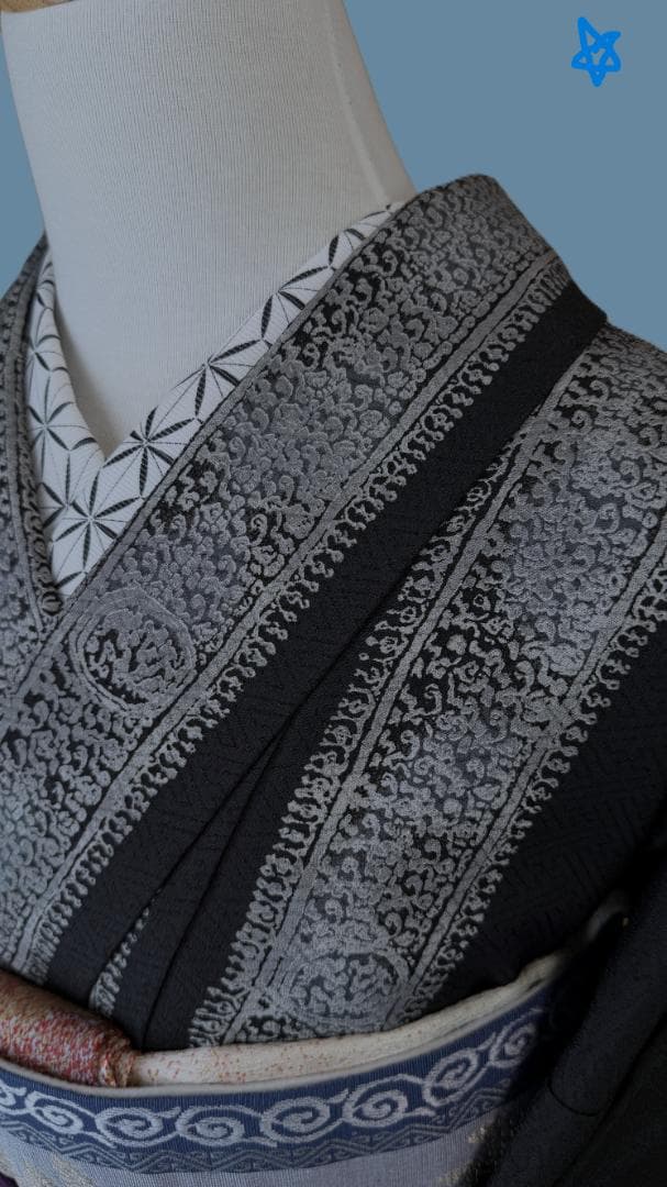 着物９　東レ　こむさでもーど　よろけ縞アラベスク調袷着物　黒　身丈１６７裄丈６７