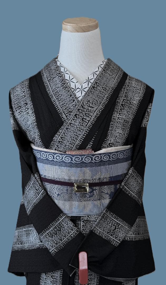 着物９　東レ　こむさでもーど　よろけ縞アラベスク調袷着物　黒　身丈１６７裄丈６７