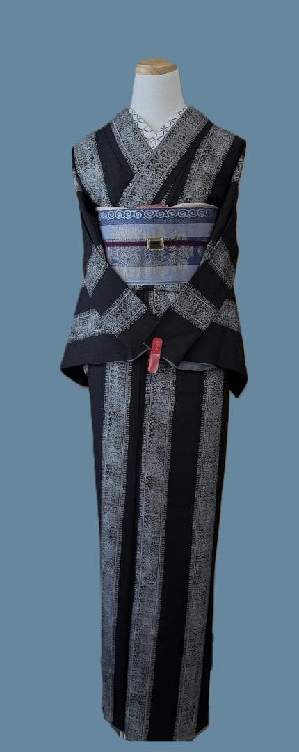 着物９　東レ　こむさでもーど　よろけ縞アラベスク調袷着物　黒　身丈１６７裄丈６７