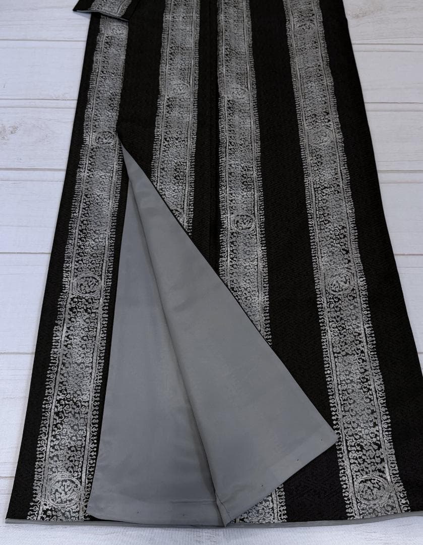 着物９　東レ　こむさでもーど　よろけ縞アラベスク調袷着物　黒　身丈１６７裄丈６７