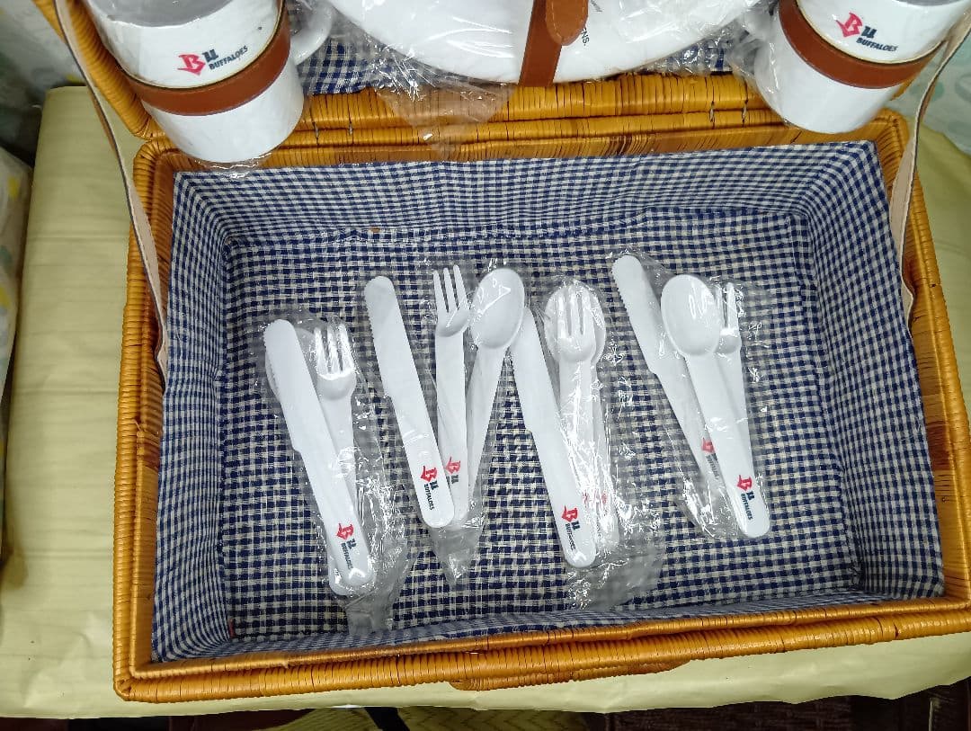 レアです。近鉄バッファローズ優勝記念ピクニックセット籐製 収納かご 取っ手付き