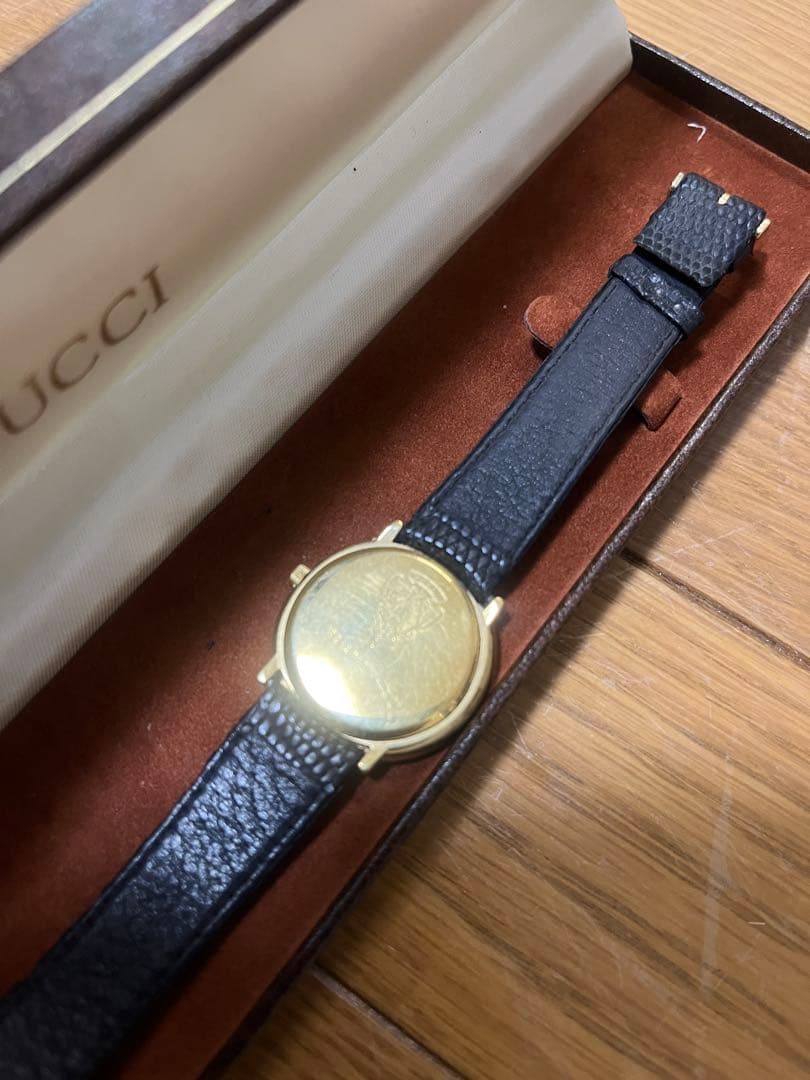 GUCCI ブラックレザー アナログ腕時計