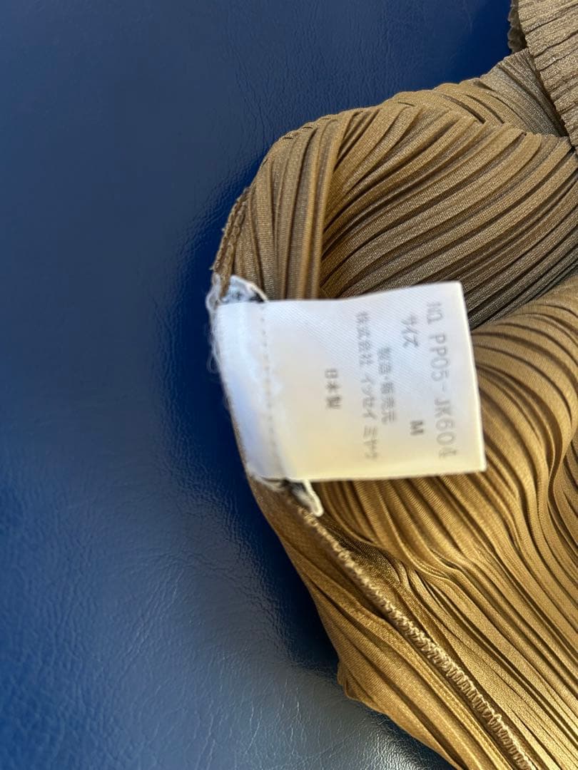 合馬公式アカウント1　イッセイミヤケ　ブラウン プリーツシャツ