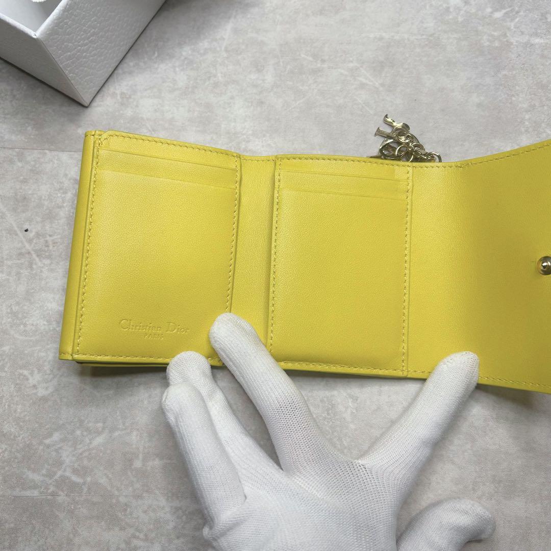 美品 ディオール イエロー キルティング 三つ折り 財布 ロゴ チャーム 人気