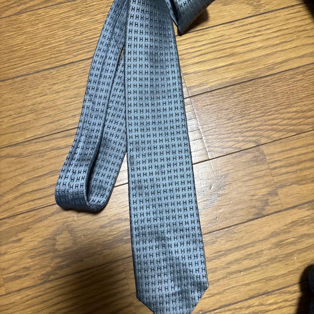 HERMES グレー ネクタイ Hのパターン