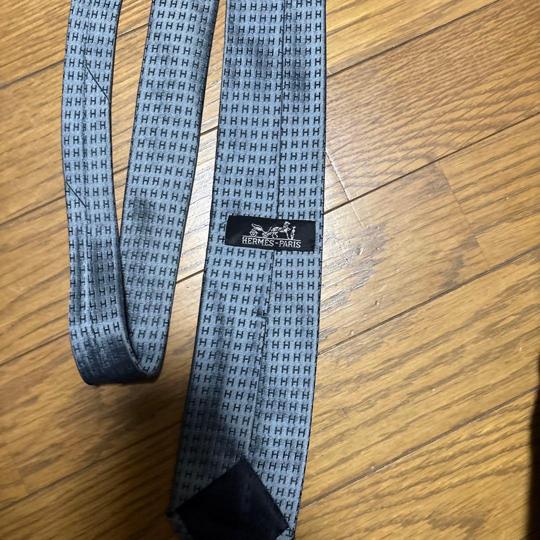 HERMES グレー ネクタイ Hのパターン