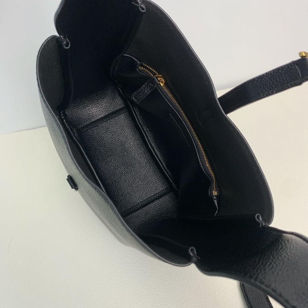 Yves Saint Laurent 黒 レザー ショルダーバッグ