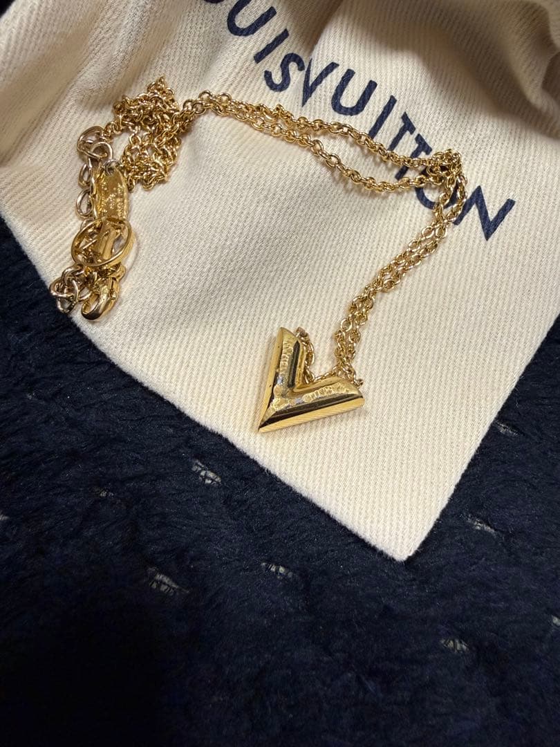 LOUIS VUITTON V字型ペンダント ネックレス