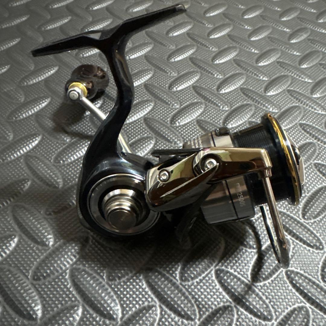 ダイワ　１９セルテート２５００Ｓ　リブレハンドルノブ付