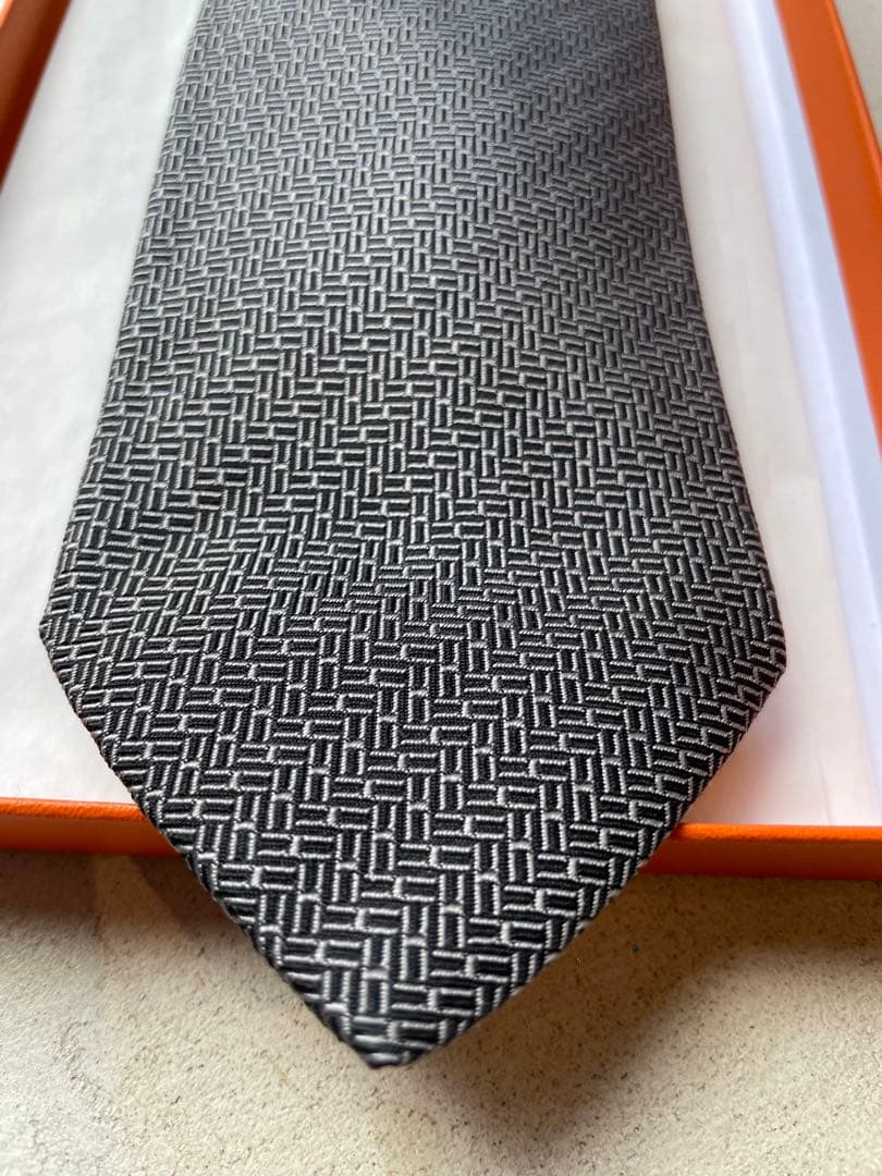 【極美品】HERMES 幾何学模様 シルク　ネクタイ　ブラック　ホワイト