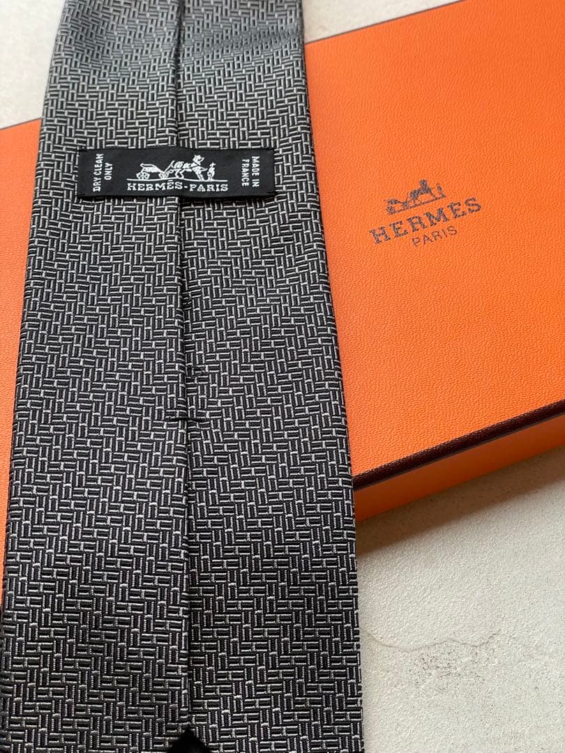 【極美品】HERMES 幾何学模様 シルク　ネクタイ　ブラック　ホワイト