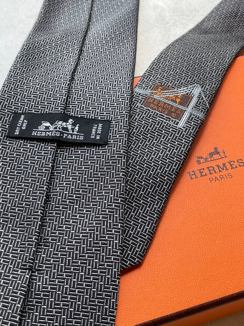 【極美品】HERMES 幾何学模様 シルク　ネクタイ　ブラック　ホワイト