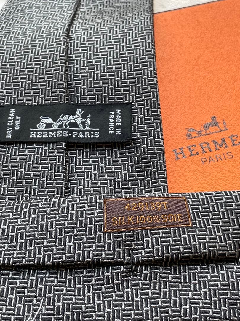 【極美品】HERMES 幾何学模様 シルク　ネクタイ　ブラック　ホワイト