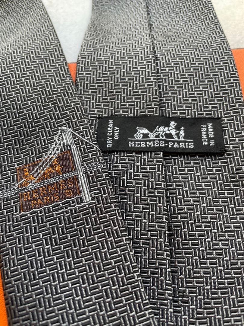 【極美品】HERMES 幾何学模様 シルク　ネクタイ　ブラック　ホワイト